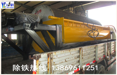 抛丸机永磁筒式磁选机工作原理：  　　经原料矿石筛选后由进料器从绿巨人视频新官网在线下载的顶部,通过料斗连接,在流动到顶部的辊子松动,状态下降时,铁磁性材料通过重力和磁力,快速落在滚筒上,并吸附在滚筒表面.  　　非磁性有色金属材料在重力作用下落在磁性材料的外面.这些材料随着筒体的旋转,非磁性材料在重力作用下从气缸下落,在滑槽中.含铁磁性材料吸附在圆筒的表面上并继续旋转,直到其不具有磁力.材料从带式输送机排出,并最终分成含铁材料和无铁材料.  　　3.抛丸机永磁筒磁选机实验  　　潍坊绿巨人视频下载免费大全磁电配备各类选矿实验的磁选设备,型号齐全,优质低价,可定制,并且公司成立了大型选矿实验室,可以普通的金属矿物和非金属矿物加工在机器上和实验室为客户分析其成份,并为客户推荐客户使用相关型号.